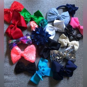 Lot of Girl”s hair bows assorted fabrics and colors Christmas stocking stuffer